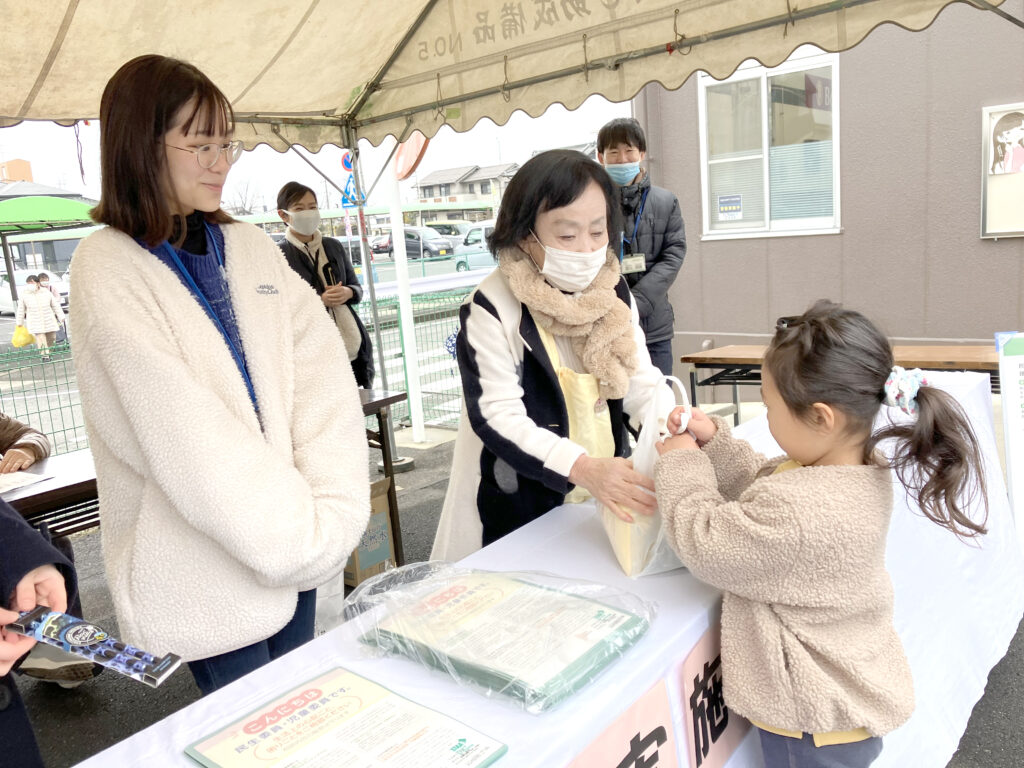 市民がピアゴ西春店でフードドライブに寄付